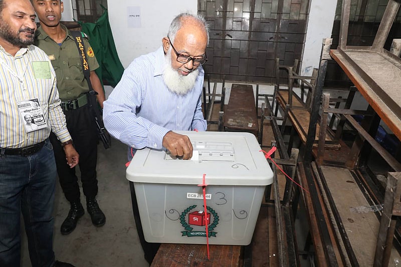 ঢাকা উত্তর সিটি করপোরেশনের (ডিএনসিসি) মেয়র পদে উপনির্বাচন ভোট দিচ্ছেন এক ভোটার। নবাব হাবিবুল্লাহ মডেল স্কুল অ্যান্ড কলেজ কেন্দ্র, আজমপুর, উত্তরা, ২৮ ফেব্রুয়ারি। ছবি: দীপু মালাকার
