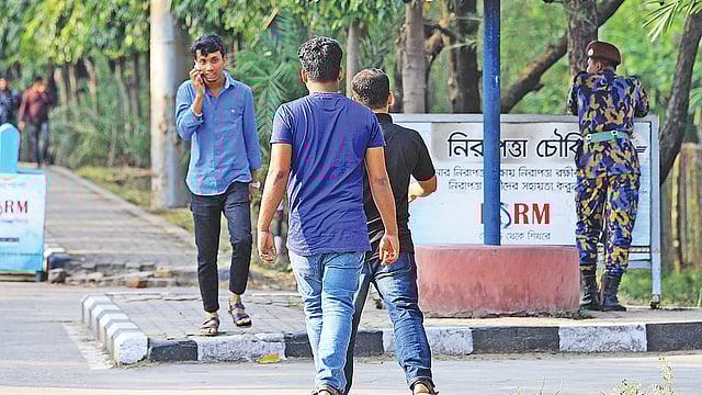 এটা চট্টগ্রাম বিমানবন্দরের বের হওয়ার পথ। চেকপোস্ট থাকলেও ঢিলেঢালা পরিবেশে আসা–যাওয়া করছে মানুষ। গতকাল বিকেলে।  জুয়েল শীল