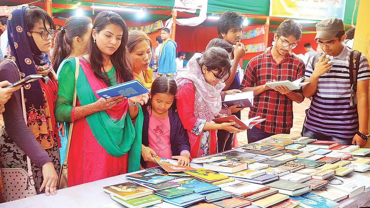 বইমেলায় বিভিন্ন স্টলে দর্শনার্থীদের ভিড়। গতকাল সন্ধ্যা ছয়টায়। প্রথম আলো