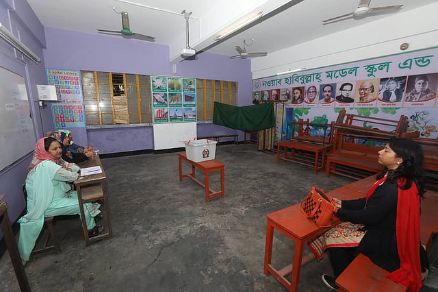 সকালের দিকে উত্তরার আজমপুরে নবাব হাবিবুল্লাহ মডেল স্কুল এ্যান্ড কলেজ কেন্দ্রে ভোটার কম ছিল।