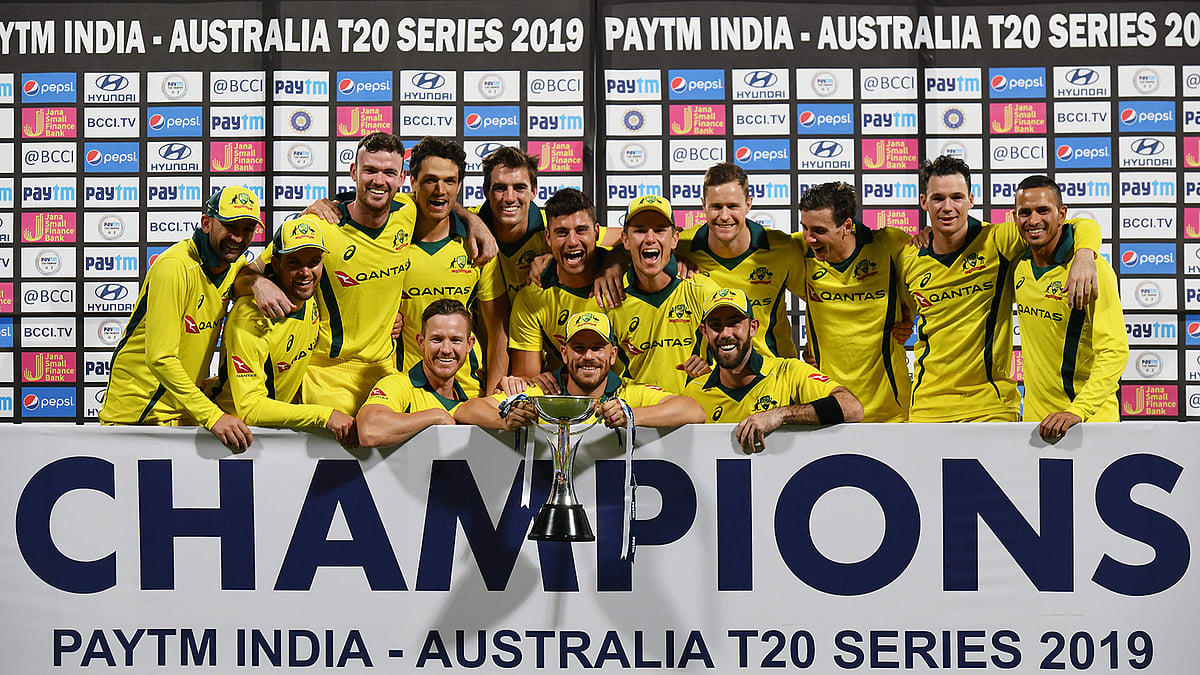 ভারতের মাটিতে টি-টোয়েন্টি সিরিজ জয়ের পর অস্ট্রেলিয়া দল। ছবি: এএফপি