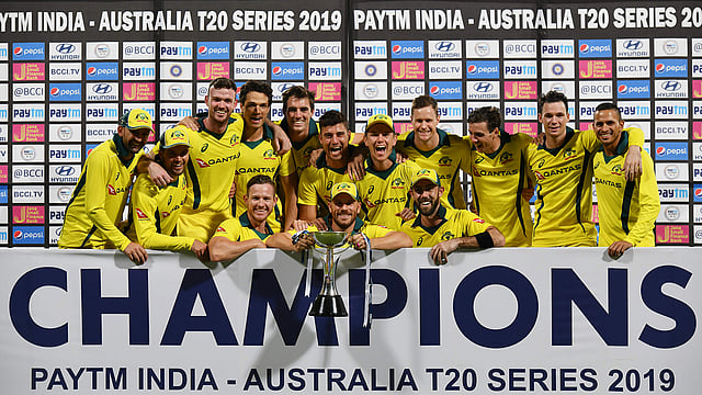 ভারতের মাটিতে টি-টোয়েন্টি সিরিজ জয়ের পর অস্ট্রেলিয়া দল। ছবি: এএফপি