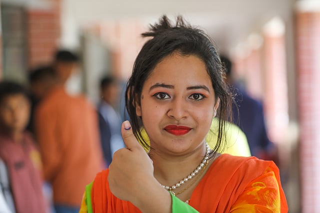 প্রথমবার ভোট দিলেন এক তরুণী। নবাব হাবিবুল্লাহ মডেল স্কুল অ্যান্ড কলেজ কেন্দ্র, আজমপুর, উত্তরা, ২৮ ফেব্রুয়ারি। ছবি: দীপু মালাকার
