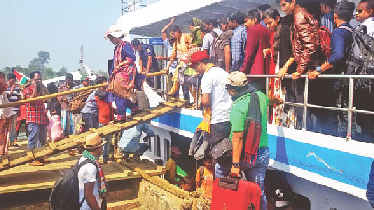 টেকনাফ থেকে ছেড়ে যাওয়া জাহাজের যাত্রীরা সেন্ট মার্টিনের জরাজীর্ণ জেটিতে নামছেন ঝুঁকি নিয়ে। গত রোববার দুপুরে।  প্রথম আলো