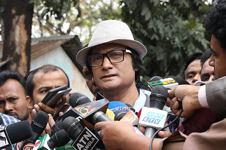 গুলশানের মানারাত ইন্টারন্যাশনাল স্কুলে ভোট দিয়ে গণমাধ্যমের সঙ্গে কথা বলেন ডিএনসিসি নির্বাচনে মেয়র পদে জাতীয় পার্টির প্রার্থী শাফিন আহমেদ। ছবি: আবদুস সালাম