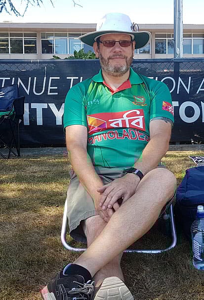 সেডন পার্কের গ্যালারিতে বাংলাদেশের জার্সি গায়ে পিটার সিম্পসন। ছবি: উৎপল শুভ্র