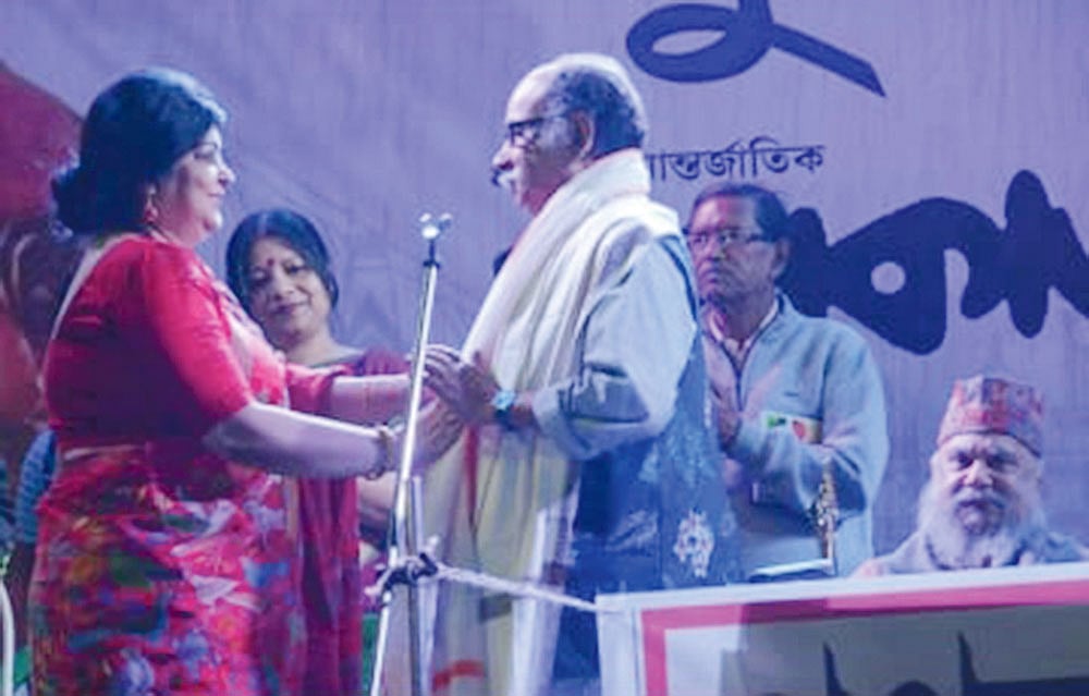 কলকাতা বইমেলায় হাবীবুল্লাহ সিরাজীকে সংবর্ধনা। ছবি: সংগৃহীত