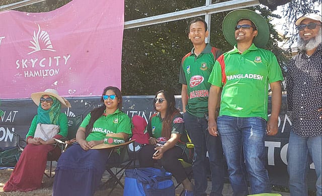 হ্যামিল্টনপ্রবাসী বাংলাদেশি পরিবার এসেছে খেলা দেখতে। ছবি: উৎপল শুভ্র