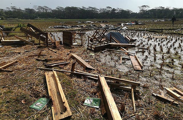 ঝড়ের তাণ্ডবে লন্ডভন্ড চাড়াভাঙ্গা বেসরকারি প্রাথমিক বিদ্যালয় ভবন। বালিয়াতলী ইউনিয়ন, বরগুনা। ছবি: মোহাম্মদ রফিক