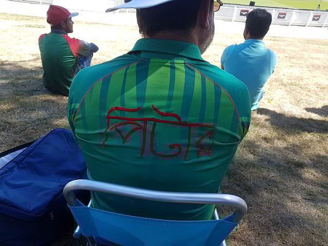 পিটারের জার্সির পেছনে নামটা লেখা বাংলায়। ছবি: উৎপল শুভ্র