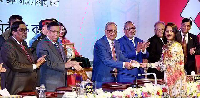 ভোটার দিবসে জাতীয় পরিচয়পত্র প্রদান করেন রাষ্ট্রপতি আবদুল হামিদ। নির্বাচন ভবন মিলনায়তন, ঢাকা, ০১ মার্চ। ছবি: পিআইডি