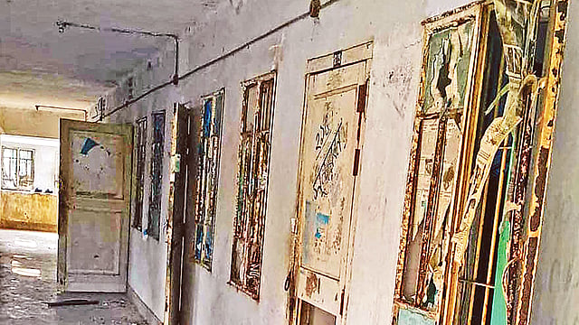 চট্টগ্রাম বিশ্ববিদ্যালয়ে ছাত্রলীগের সংঘর্ষে সোহরাওয়ার্দী হলের ১৫টি কক্ষ ভাঙচুর করা হয়েছে। গতকাল বিকেল চারটায়।  সংগৃহীত
