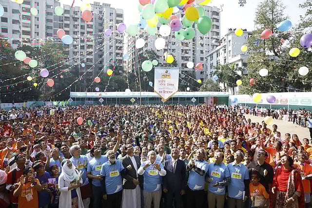 বেলুন উড়িয়ে জাতীয় গণিত উৎসবের উদ্বোধন। ছবি: আশরাফুল আলম