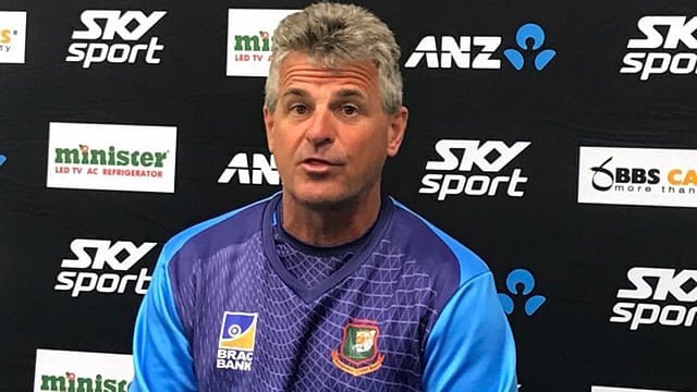 সংবাদ সম্মেলনে বাংলাদেশের হেড কোচ স্টিভ রোডস। ছবি: বিসিবি