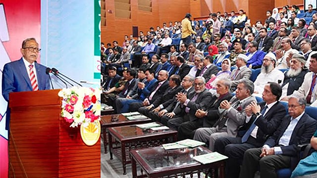 ভোটার দিবস উপলক্ষ্যে নির্বাচন কমিশন আয়োজিত অনুষ্ঠানে বক্তব্য দিচ্ছেন রাষ্ট্রপতি আবদুল হামিদ। ছবি: বাসস