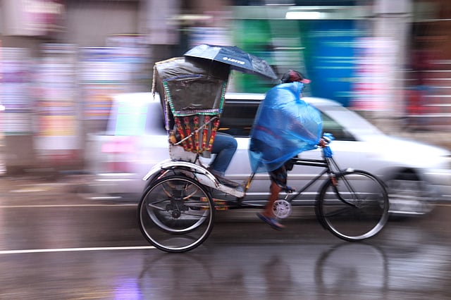 সারা দিন থেমে থেমে বৃষ্টিতে বেড়েছে দুর্ভোগ। বৃষ্টি উপেক্ষা করে রিকশাযোগে গন্তব্যে ছুটছেন একজন। বারুতখানা এলাকা, সিলেট, বৃহস্পতিবার। ছবি: আনিস মাহমুদ