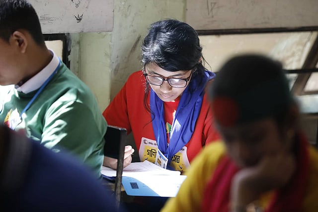 অঙ্ক কষতে ব্যস্ত এক পরীক্ষার্থী। ছবি: আশরাফুল আলম