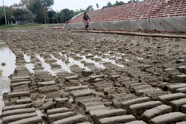 বৃষ্টিতে ক্ষতির হিসাব গুনছেন ইটভাটার মালিকেরা। বেশ কিছু ইটভাটার কাঁচা ইট নষ্ট হয়ে গেছে। হিমাইতপুরের চরবাঙ্গাবাড়ি এলাকা, পাবনা। ছবি: হাসান মাহমুদ