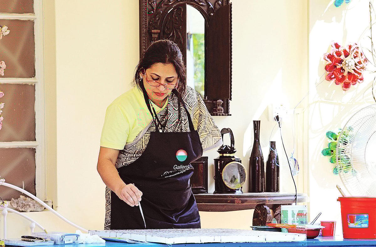 ছবি আঁকায় মগ্ন চিত্রশিল্পী ও অভিনেত্রী বিপাশা হায়াত। চট্টগ্রামের ফিনলে হিলে গতকাল দুপুরে। জুয়েল শীল