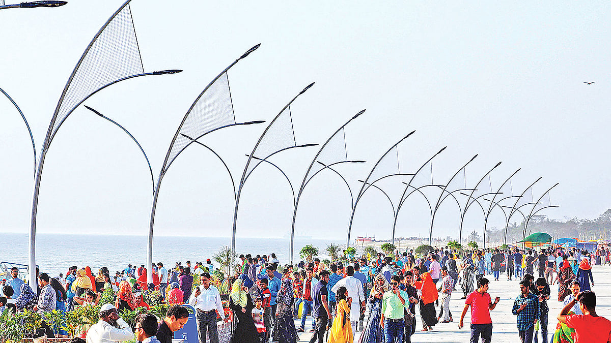 নতুন করে সাজানো হয়েছে পতেঙ্গা সমুদ্রসৈকত। বসার স্থান, হাঁটার পথ ও সবুজ বাগান করা হয়েছে ফাঁকে ফাঁকে। দর্শনার্থীদের ভিড়ও বেড়েছে আগের তুলনায়। গতকাল বিকেলে।  জুয়েল শীল