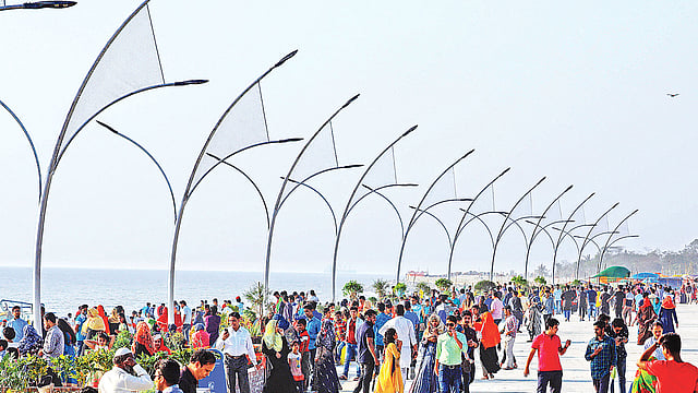 নতুন করে সাজানো হয়েছে পতেঙ্গা সমুদ্রসৈকত। বসার স্থান, হাঁটার পথ ও সবুজ বাগান করা হয়েছে ফাঁকে ফাঁকে। দর্শনার্থীদের ভিড়ও বেড়েছে আগের তুলনায়। গতকাল বিকেলে।  জুয়েল শীল