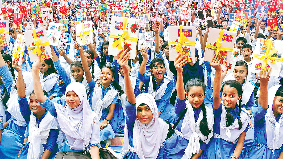 বিশ্বসাহিত্য কেন্দ্রের অনুষ্ঠানে শিক্ষার্থীরা। গতকাল সকালে সিটি করপোরেশন মিউনিসিপ্যাল মডেল হাইস্কুল ও কলেজ প্রাঙ্গণে।  সংগৃহীত