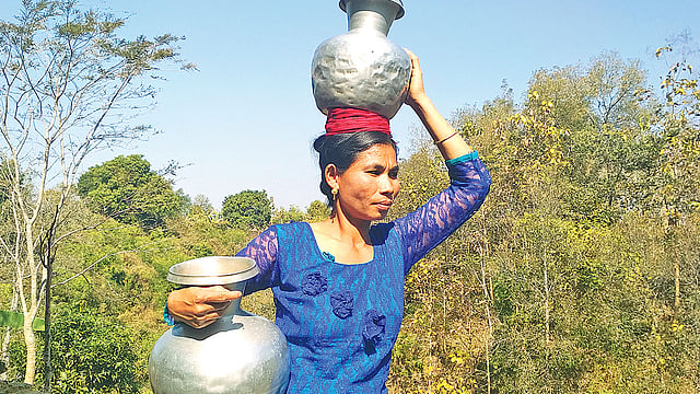 পৌনে এক কিলোমিটার পাহাড়ি পথ পেরিয়ে পাহাড়ের নিচ থেকে পানি সংগ্রহ করে বাড়ি ফিরছেন এক নারী। সম্প্রতি পানছড়ি যৌথ খামার মারমাপাড়ায়।   প্রথম আলো