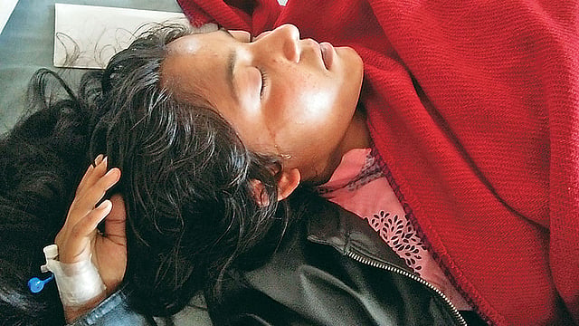টাঙ্গাইলের মির্জাপুর কুমুদিনী হাসপাতালের বিছানায় এসএসসি পরীক্ষার্থী ইসরাত জাহান। গতকাল দুপুরে।  ছবি: প্রথম আলো