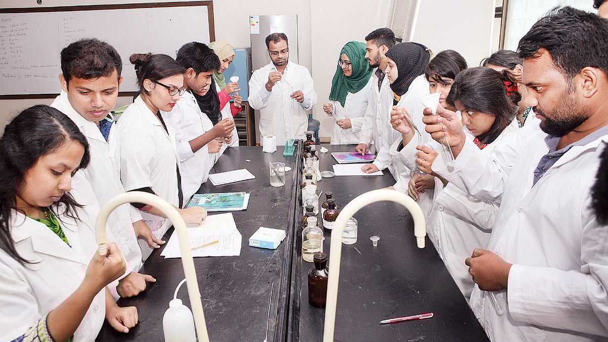 বাংলাদেশে বর্তমানে পোশাকশিল্পের পরই ফার্মেসি শিল্পের অবদান