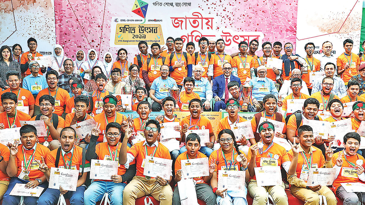 পুরস্কার বিতরণী ও নানা আয়োজনে শেষ হলো গণিত উৎসব। উৎসবে বিজয়ী শিক্ষার্থীদের সঙ্গে অতিথিরা। গতকাল রাজধানীর মোহাম্মদপুরে সেন্ট যোসেফ হায়ার সেকেন্ডারি স্কুলে।  ছবি: প্রথম আলো
