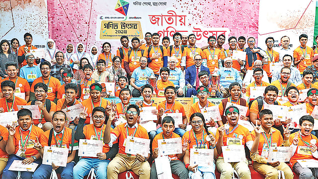পুরস্কার বিতরণী ও নানা আয়োজনে শেষ হলো গণিত উৎসব। উৎসবে বিজয়ী শিক্ষার্থীদের সঙ্গে অতিথিরা। গতকাল রাজধানীর মোহাম্মদপুরে সেন্ট যোসেফ হায়ার সেকেন্ডারি স্কুলে।  ছবি: প্রথম আলো