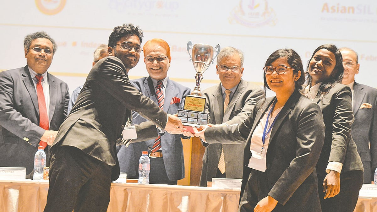 চ্যাম্পিয়নের পুরস্কার গ্রহণ করছে বিজয়ী ঢাকা বিশ্ববিদ্যালয় দল। ছবি: সংগৃহীত