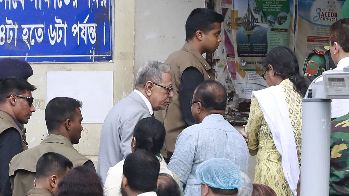 রাষ্ট্রপতি আবদুল হামিদ বিএসএমএমইউতে চিকিৎসাধীন সড়ক পরিবহন ও সেতুমন্ত্রী ওবায়দুল কাদেরকে দেখতে যান। ছবি: শুভ্র কান্তি দাশ