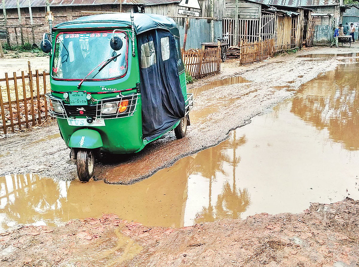 ইটভাটার মাটি বহন করা ট্রাক্টর চলার কারণে বেহাল হয়ে পড়েছে নাটোরের গুরুদাসপুর উপজেলার গ্রামীণ সড়কগুলো। গত বুধবার চাঁচকৈড় মধ্যমপাড়া এলাকার সড়কে।  ছবি: প্রথম আলো