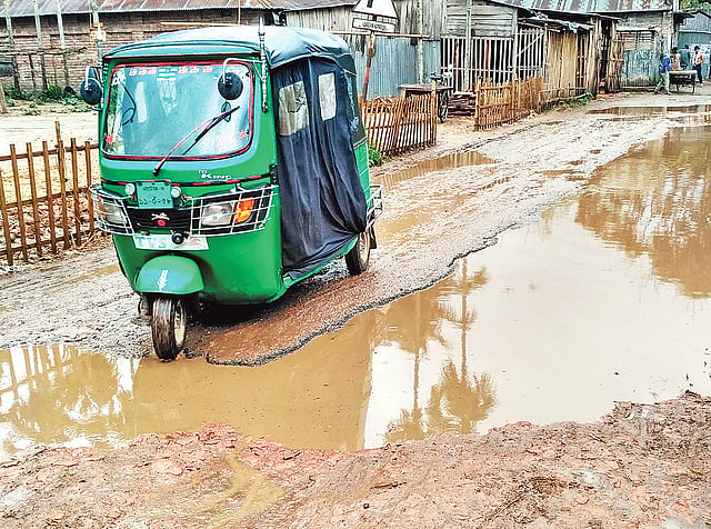 ইটভাটার মাটি বহন করা ট্রাক্টর চলার কারণে বেহাল হয়ে পড়েছে নাটোরের গুরুদাসপুর উপজেলার গ্রামীণ সড়কগুলো। গত বুধবার চাঁচকৈড় মধ্যমপাড়া এলাকার সড়কে।  ছবি: প্রথম আলো