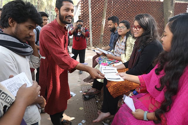 সাধারণ শিক্ষার্থীদের কাছে ভোট চেয়ে ক্যাম্পাসে ছাত্র ইউনিয়নের প্রচার।