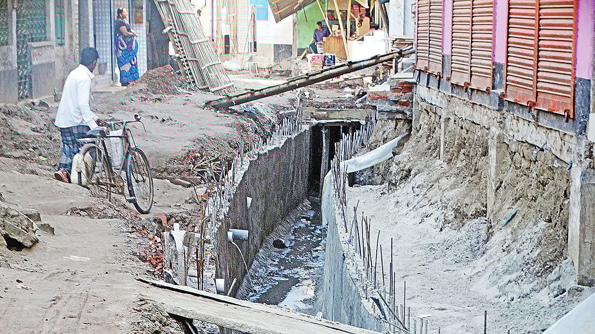 পানিনিষ্কাশনের জন্য নালা নির্মাণ করা হচ্ছে। মাটি সরানো হয়নি। দেওয়া হয়নি নিরাপত্তাবেষ্টনী। এতে লোকজন দুর্ভোগ পোহাচ্ছে। গত শুক্রবার শেরপুর পৌর শহরের ঘোষপাড়া এলাকায়।