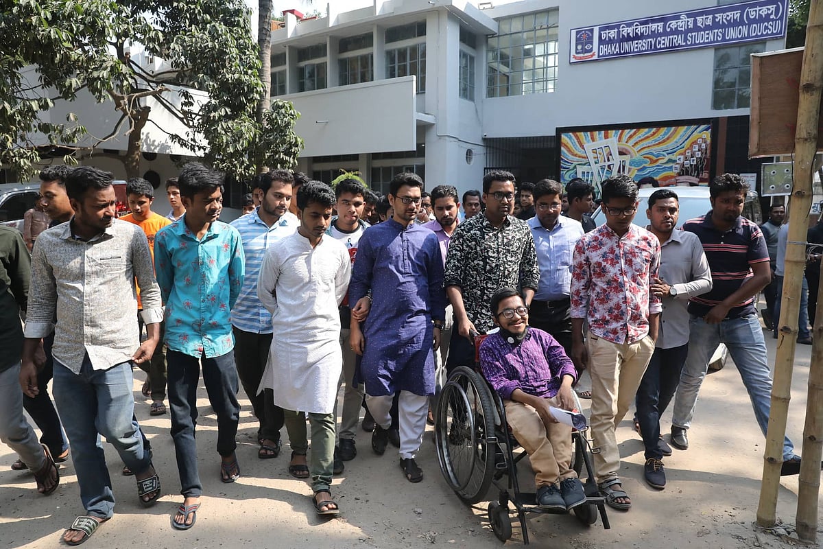 ছাত্রলীগের প্যানেল থেকে সদস্য পদে নির্বাচন করতে যাওয়া শারীরিক প্রতিবন্ধী যোশীয় সাংমা চিবলকে নিয়ে প্রচার চালায় সংগঠনের নেতা-কর্মীরা।