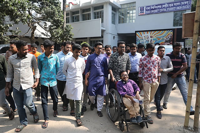 ছাত্রলীগের প্যানেল থেকে সদস্য পদে নির্বাচন করতে যাওয়া শারীরিক প্রতিবন্ধী যোশীয় সাংমা চিবলকে নিয়ে প্রচার চালায় সংগঠনের নেতা-কর্মীরা।