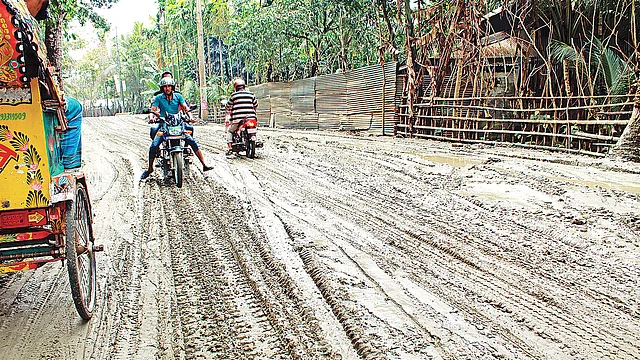 বরিশাল-ভান্ডারিয়া-পিরোজপুর আঞ্চলিক মহাসড়কের পিরোজপুর অংশের আট কিলোমিটার অংশে কাজ চলছে। সড়কে ফেলা বালু বৃষ্টির পানিতে ভিজে গেছে। ফলে সড়কটি কর্দমাক্ত হয়ে পড়েছে। গত বৃহস্পতিবার পিরোজপুর সদর উপজেলার ভাইজোড়া এলাকায়।  প্রথম আলো