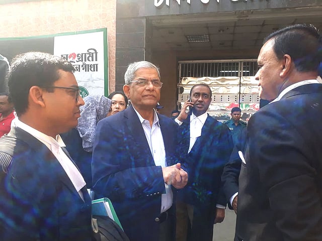 মির্জা ফখরুল ইসলাম আলমগীর কারাগারের সামনে আইনজীবীর সঙ্গে কথা বলছেন। ছবি: আসাদুজ্জামান