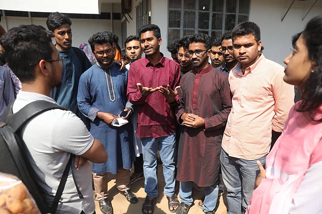 ডাকসু নির্বাচনে প্রতিদ্বন্দ্বিতা করছে কোটা সংস্কার আন্দোলনের নেতা-কর্মীরা। নির্বাচন সামনে রেখে ক্যাম্পাসে তাদের প্রচার কার্যক্রম।