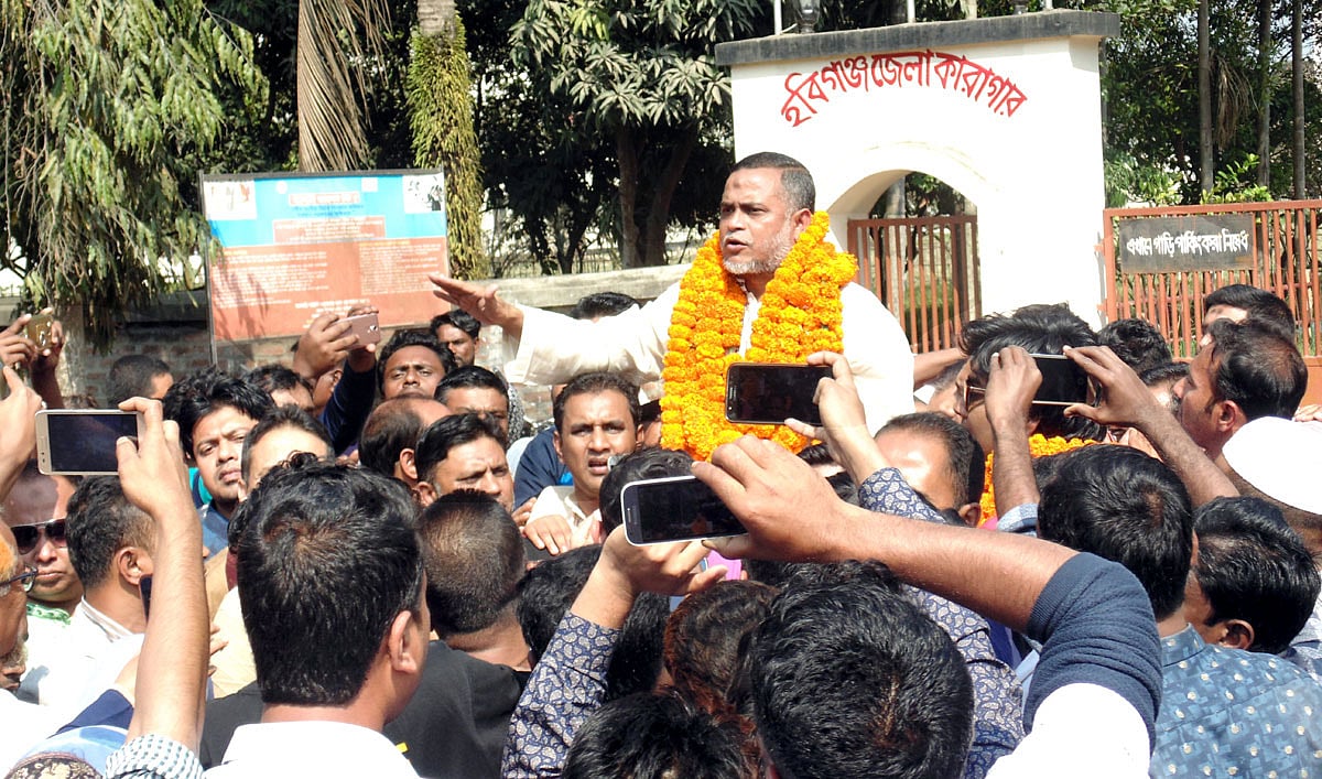 কারাগার থেকে মুক্তির পর হবিগঞ্জ জেলা বিএনপির সাধারণ সম্পাদক জি কে গউছকে ফুল দিয়ে বরণ করে নেন দলীয় নেতা–কর্মীরা। আজ দুপুরে জেলা কারাগারের সামনে। ছবি: প্রথম আলো