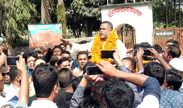কারাগার থেকে মুক্তির পর হবিগঞ্জ জেলা বিএনপির সাধারণ সম্পাদক জি কে গউছকে ফুল দিয়ে বরণ করে নেন দলীয় নেতা–কর্মীরা। আজ দুপুরে জেলা কারাগারের সামনে। ছবি: প্রথম আলো