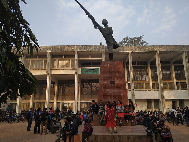 জাহাঙ্গীরনগর বিশ্ববিদ্যালয়ের কেন্দ্রীয় গ্রন্থাগারে ব্যাগ নিয়ে প্রবেশের ওপর নিষেধাজ্ঞার প্রতিবাদে আজ সোমবার অবস্থান কর্মসূচি পালন করছেন শিক্ষার্থীরা।