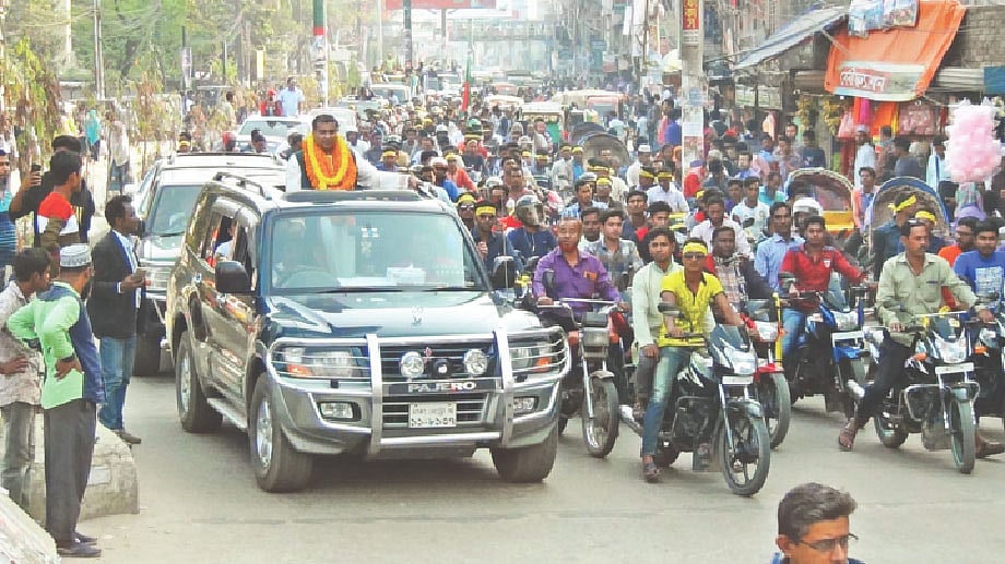 ময়মনসিংহ সদর উপজেলায় আওয়ামী লীগের মনোনয়ন পেয়েছেন আশরাফ হোসাইন। গতকাল ঢাকা থেকে ময়মনসিংহে ফেরার সময় নেতা-কর্মীরা তাঁকে বরণ করে মহড়া দেন।  প্রথম আলো