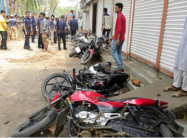 উপজেলা পরিষদ নির্বাচনে আওয়ামী লীগের বিদ্রোহী প্রার্থীর ব্যক্তিগত কার্যালয়ে হামলা ও ভাঙচুর করা হয়েছে। মঠবাড়িয়া, পিরোজপুর, ৪ মার্চ। ছবি: এ কে এম ফয়সাল
