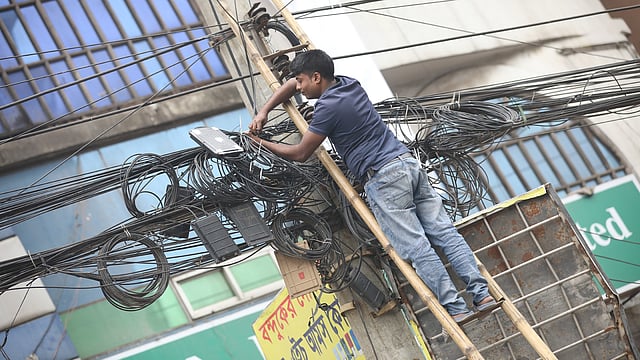 পুরানা পল্টন এলাকায় নতুন করে তার স্থাপন করছেন একজন।