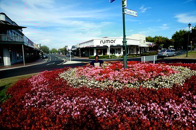 কেমব্রিজ শহরের প্রাণকেন্দ্রে বাহারি এক বৃত্ত বানিয়ে ফেলা রংবেরঙের ফুল। ছবি: রতন গোমেজ
