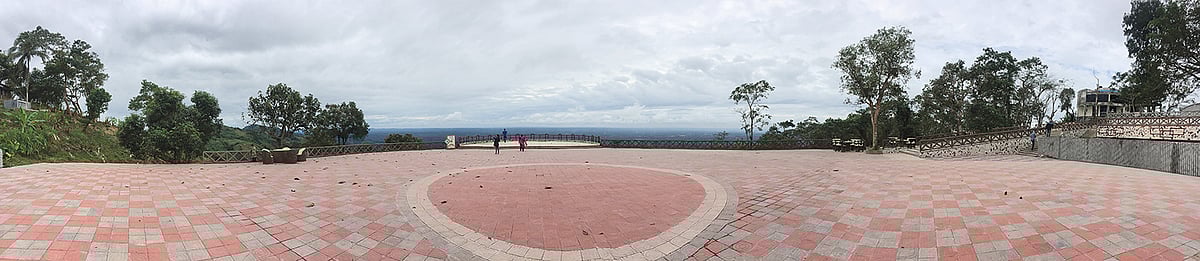 এক ছবিতে দেখা যাচ্ছ চারপাশ দেখতে এমন। চিম্বুক পাহাড়, বান্দরবান